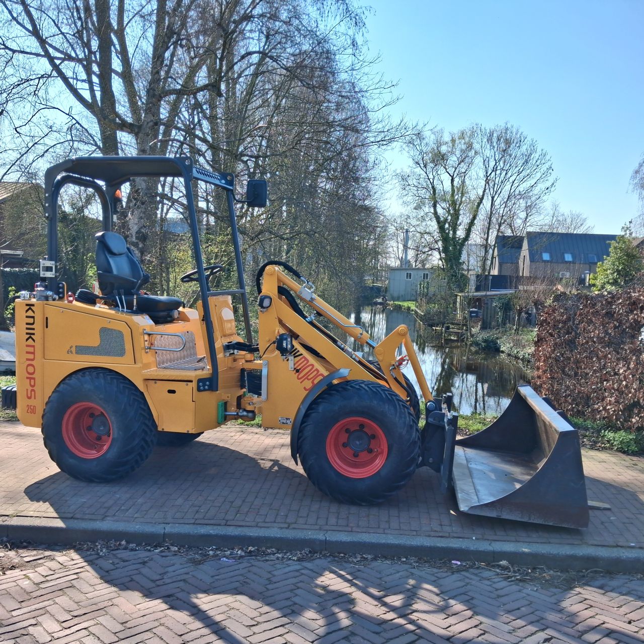 Knikmops 250 Minishovel.