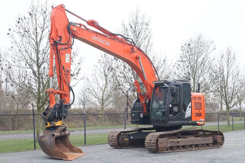 Hitachi ZX225 USRLC-6 | ROTOTILT | BUCKET | GOOD CONDITION