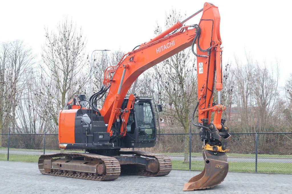Hitachi ZX225 USRLC-6 | ROTOTILT | BUCKET | GOOD CONDITION
