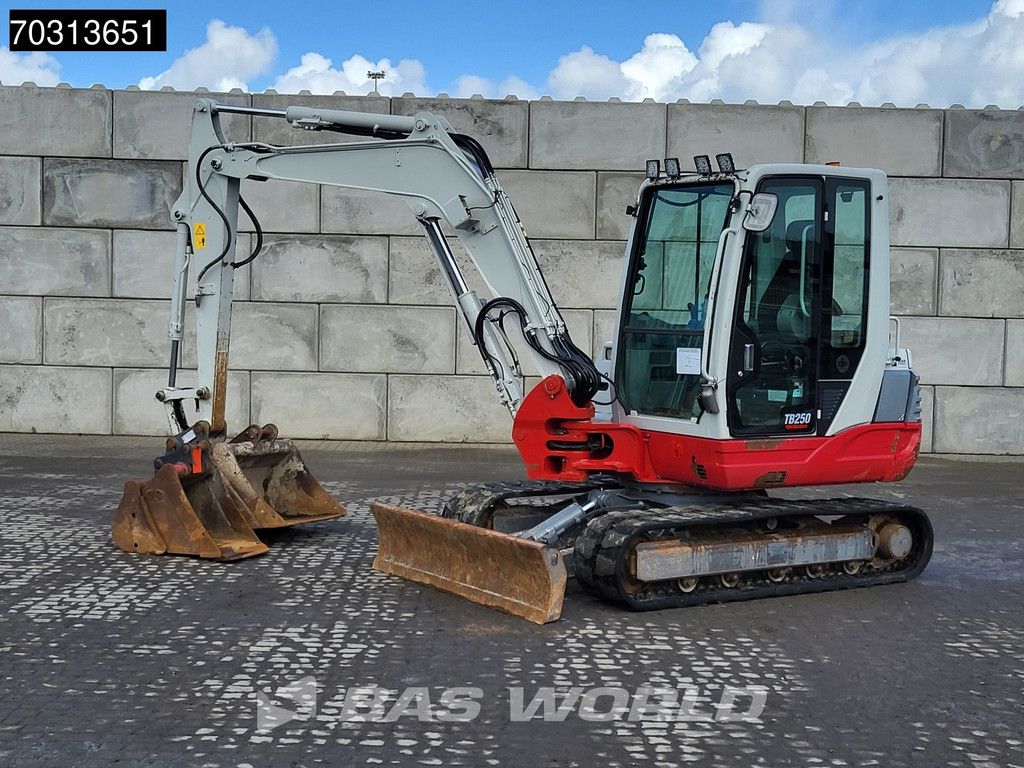 Takeuchi TB250 A/C - 3 Buckets