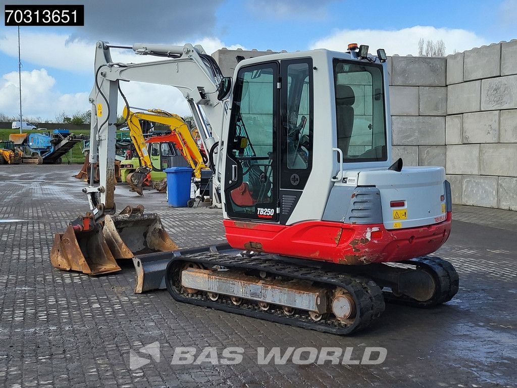 Takeuchi TB250 A/C - 3 Buckets