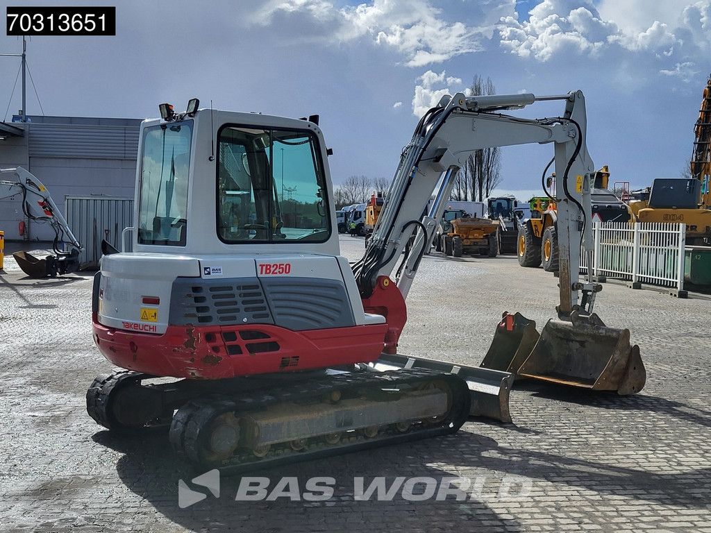 Takeuchi TB250 A/C - 3 Buckets