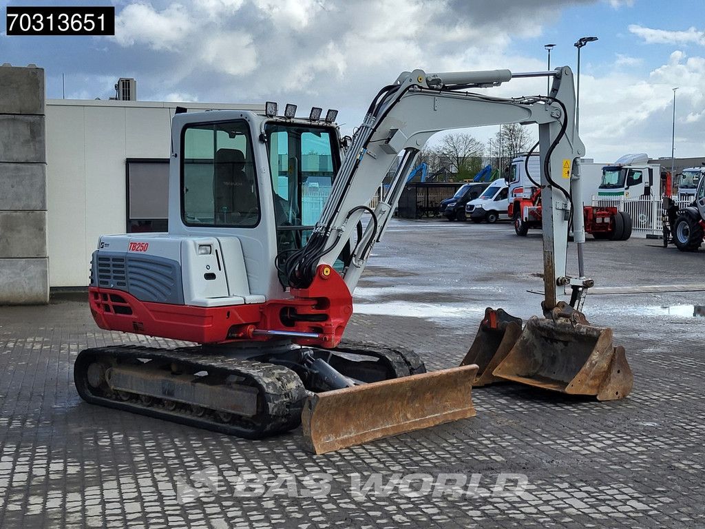 Takeuchi TB250 A/C - 3 Buckets