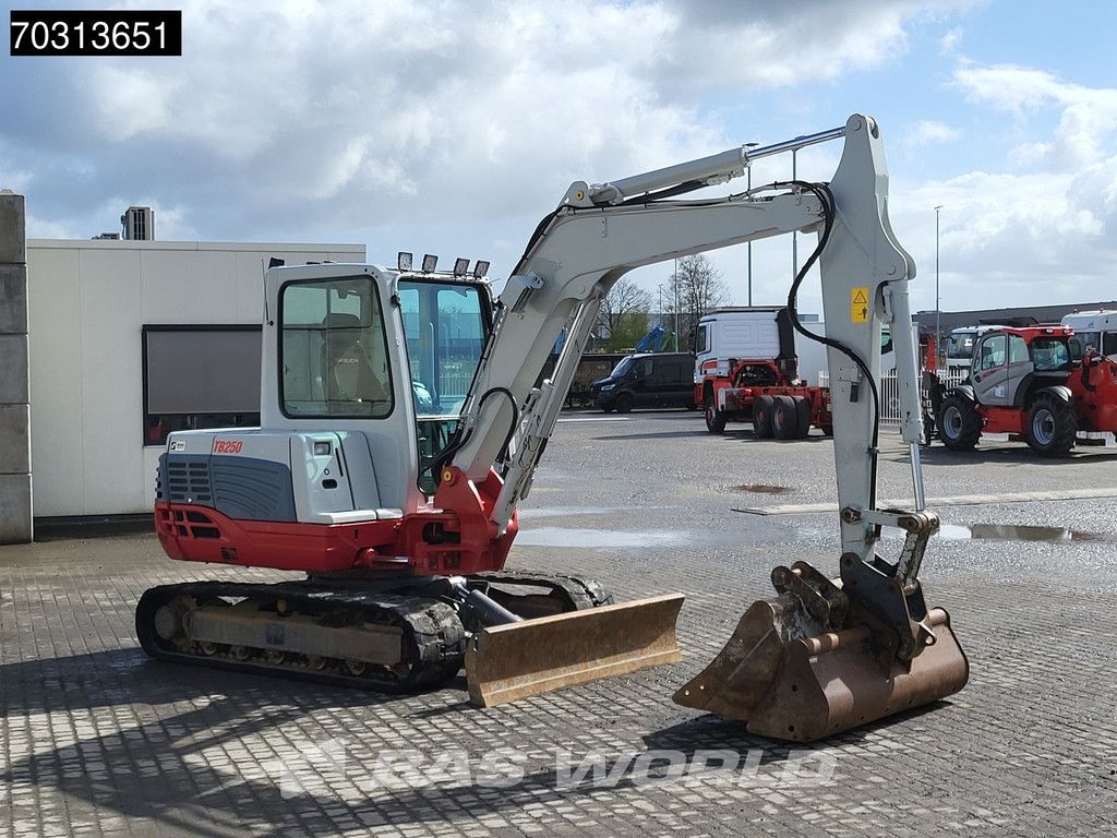 Takeuchi TB250 A/C - 3 Buckets