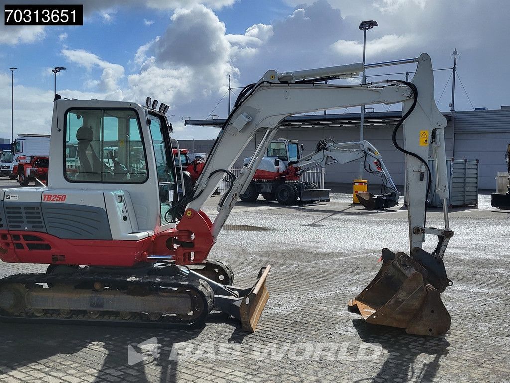 Takeuchi TB250 A/C - 3 Buckets