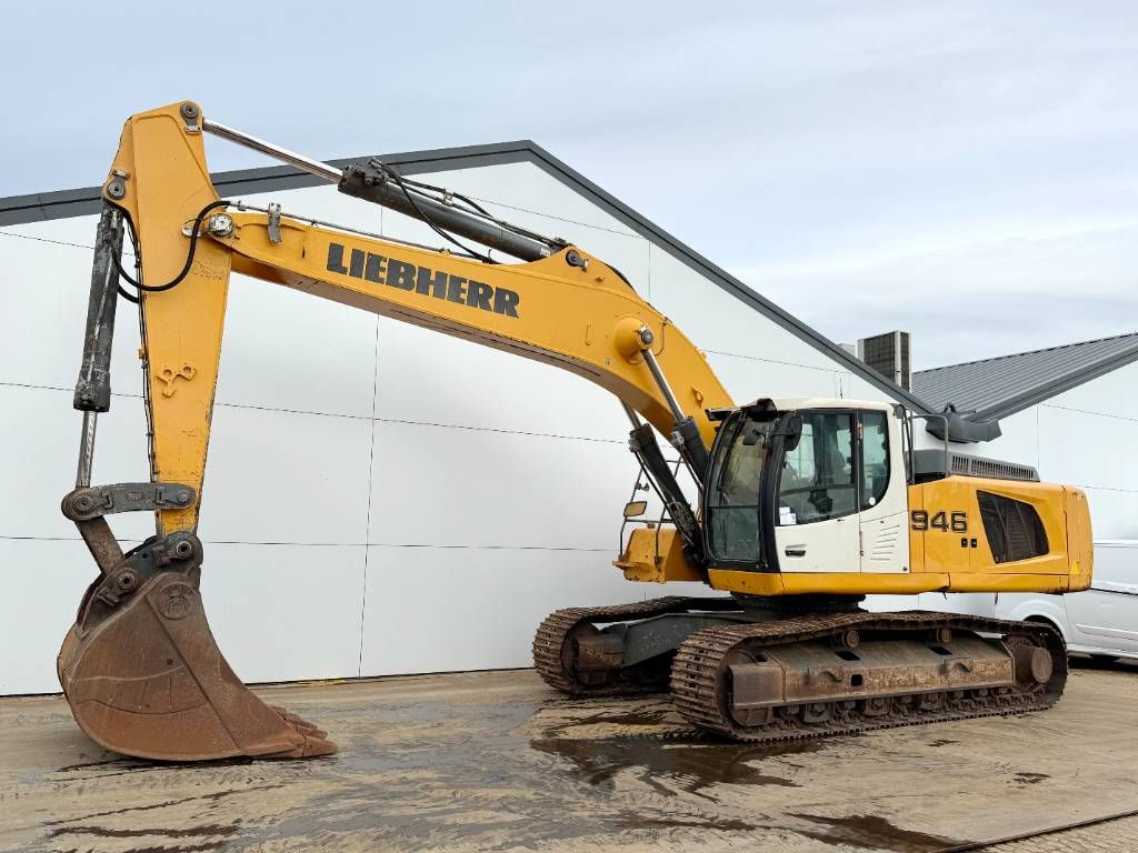 Liebherr R946LC - Automatic Greasing / Rear + Side Camera