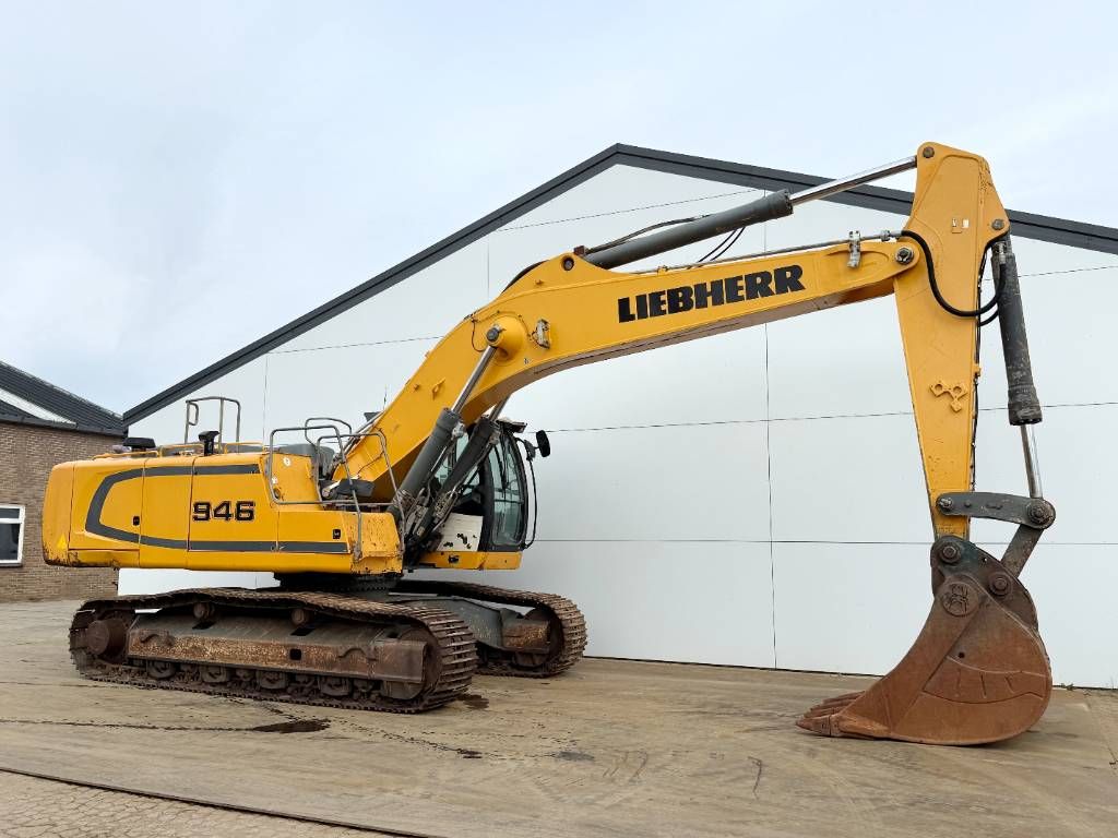 Liebherr R946LC - Automatic Greasing / Rear + Side Camera