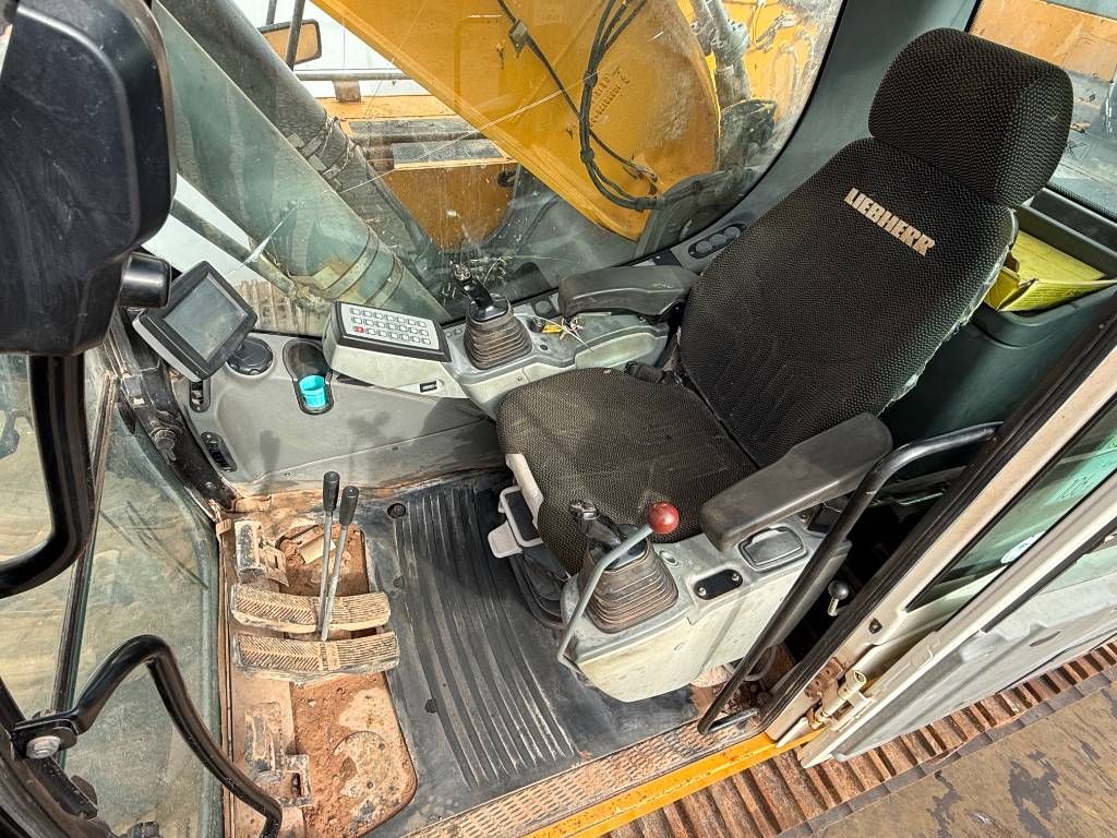 Liebherr R946LC - Automatic Greasing / Rear + Side Camera