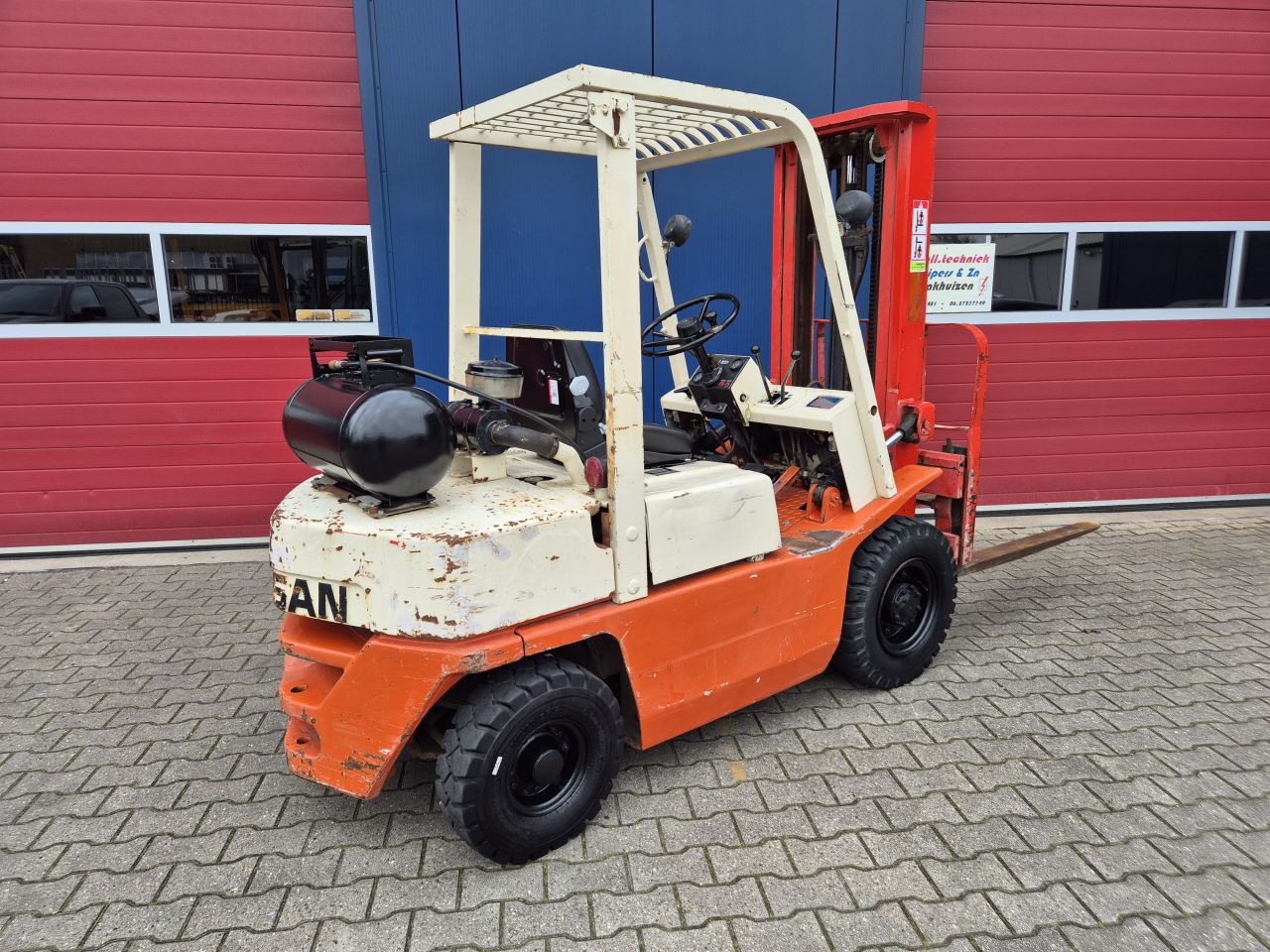 NISSAN PF25 HEFTRUCK LPG 2.5 TONS FREELIFT EN SIDESHIFT
