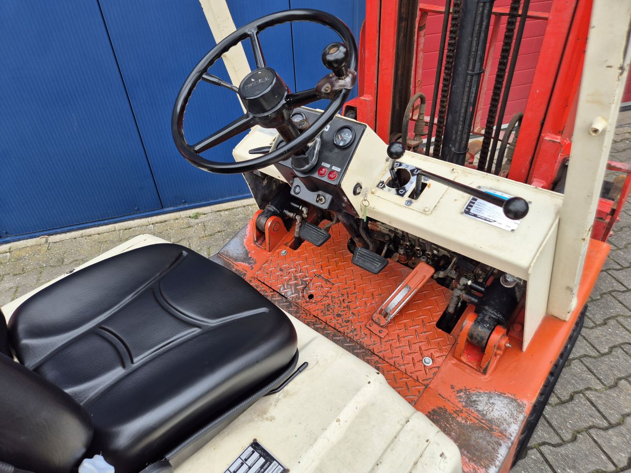 NISSAN PF25 HEFTRUCK LPG 2.5 TONS FREELIFT EN SIDESHIFT