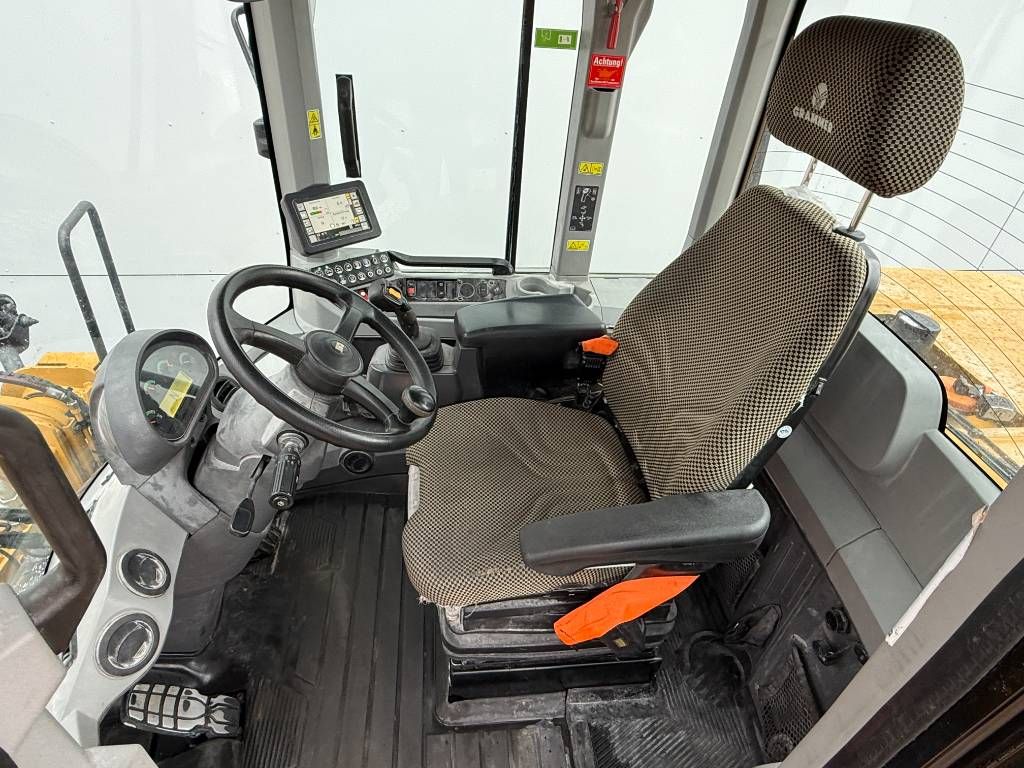 CAT 926M - Automatic Greasing / Backup Camera