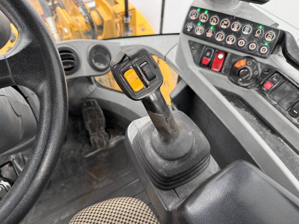 CAT 926M - Automatic Greasing / Backup Camera