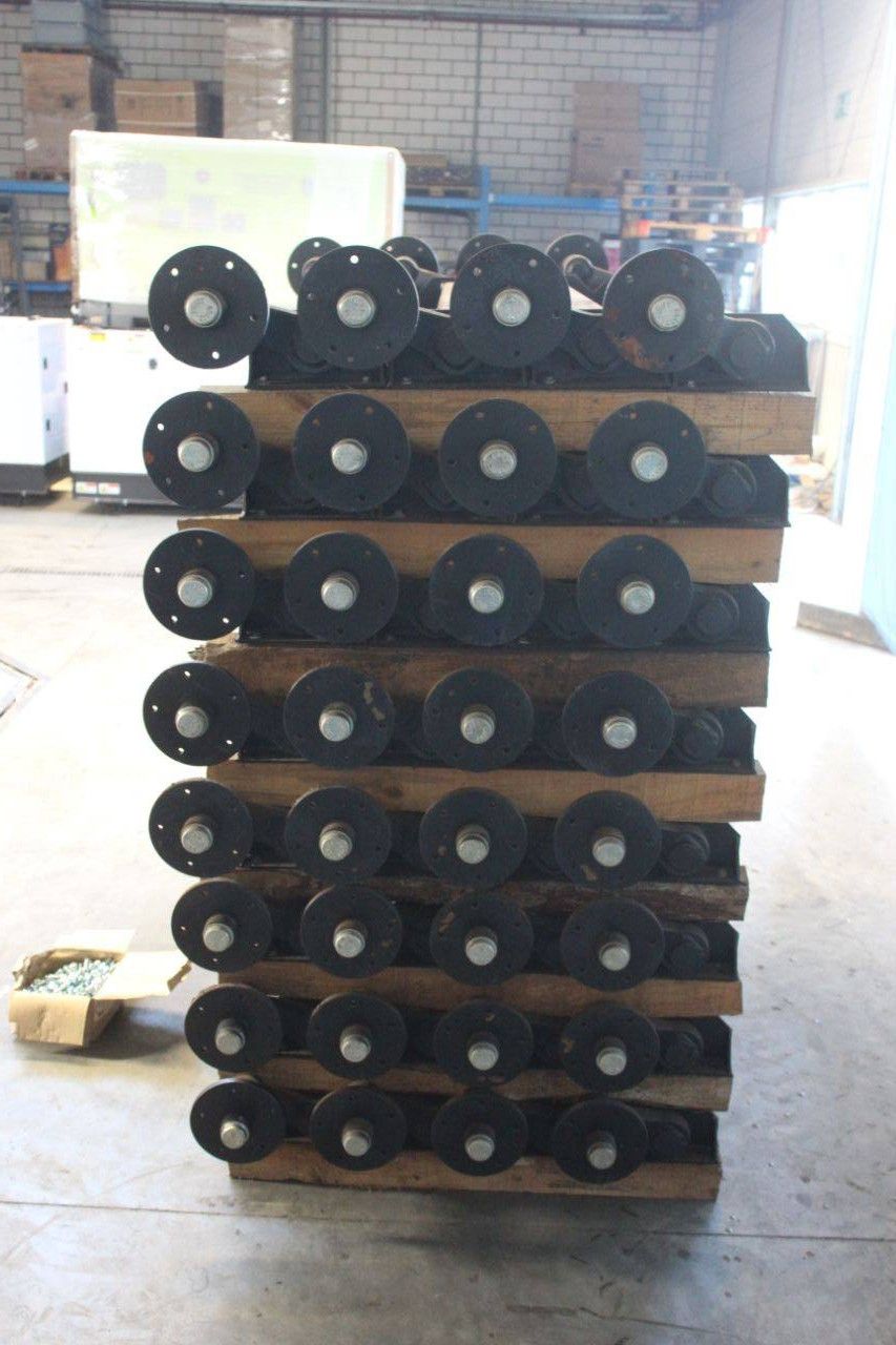 Batch of Knott 32x wheel axles with batch of hexagon bolts New