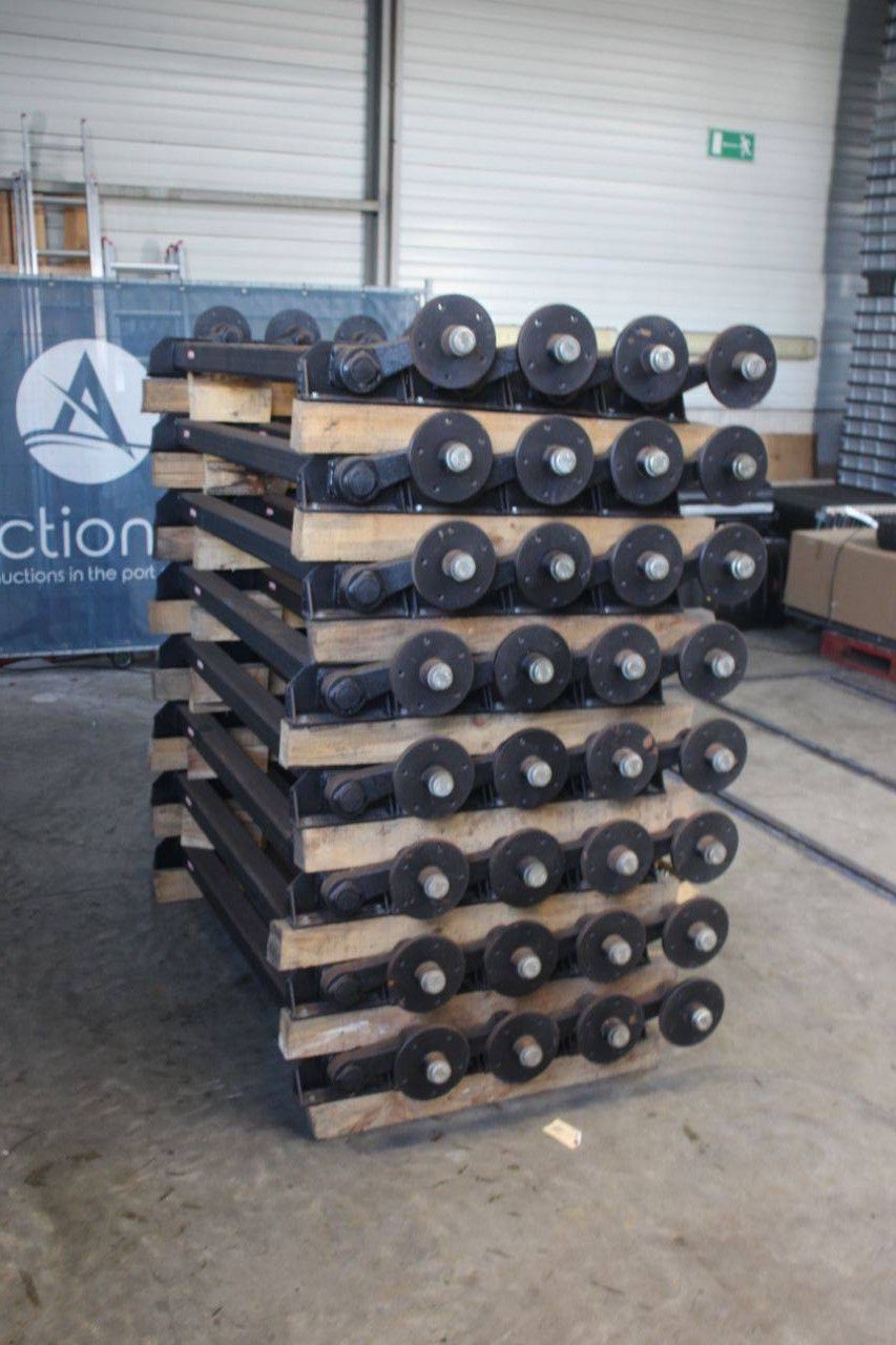 Batch of Knott 32x wheel axles with batch of hexagon bolts New