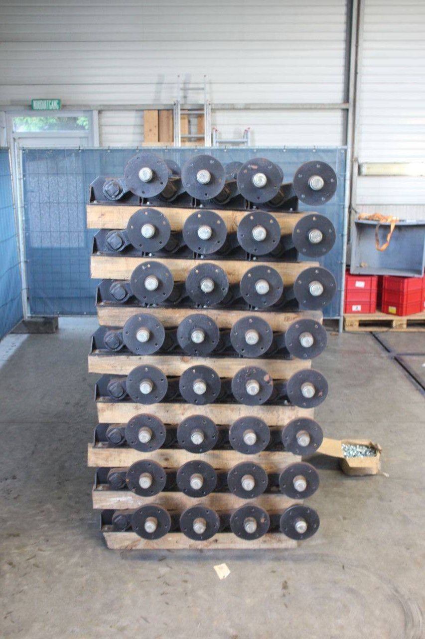 Batch of Knott 32x wheel axles with batch of hexagon bolts New