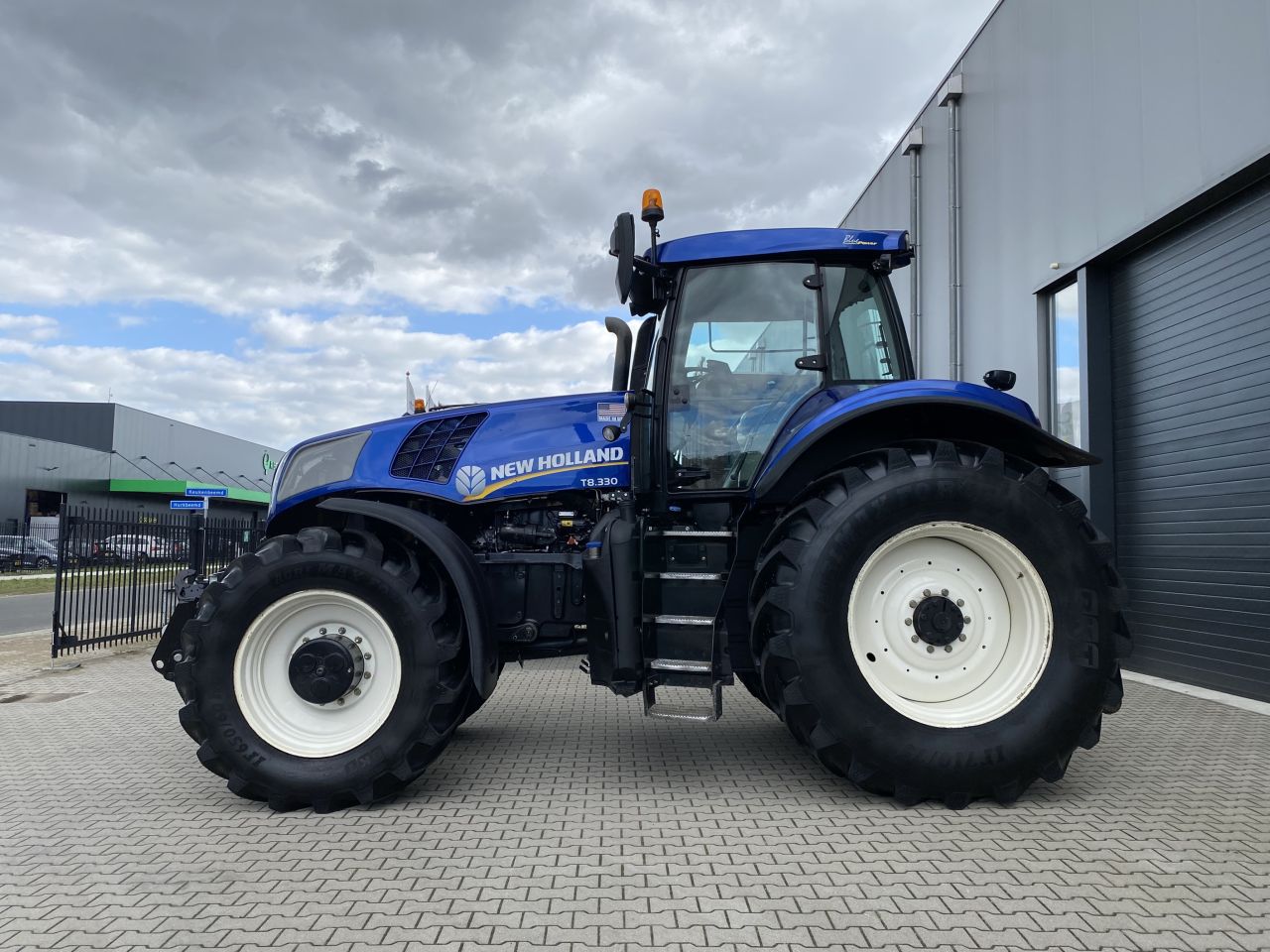 New Holland T8.330