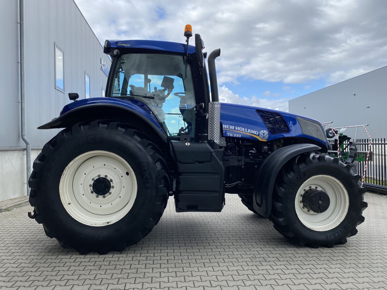New Holland T8.330