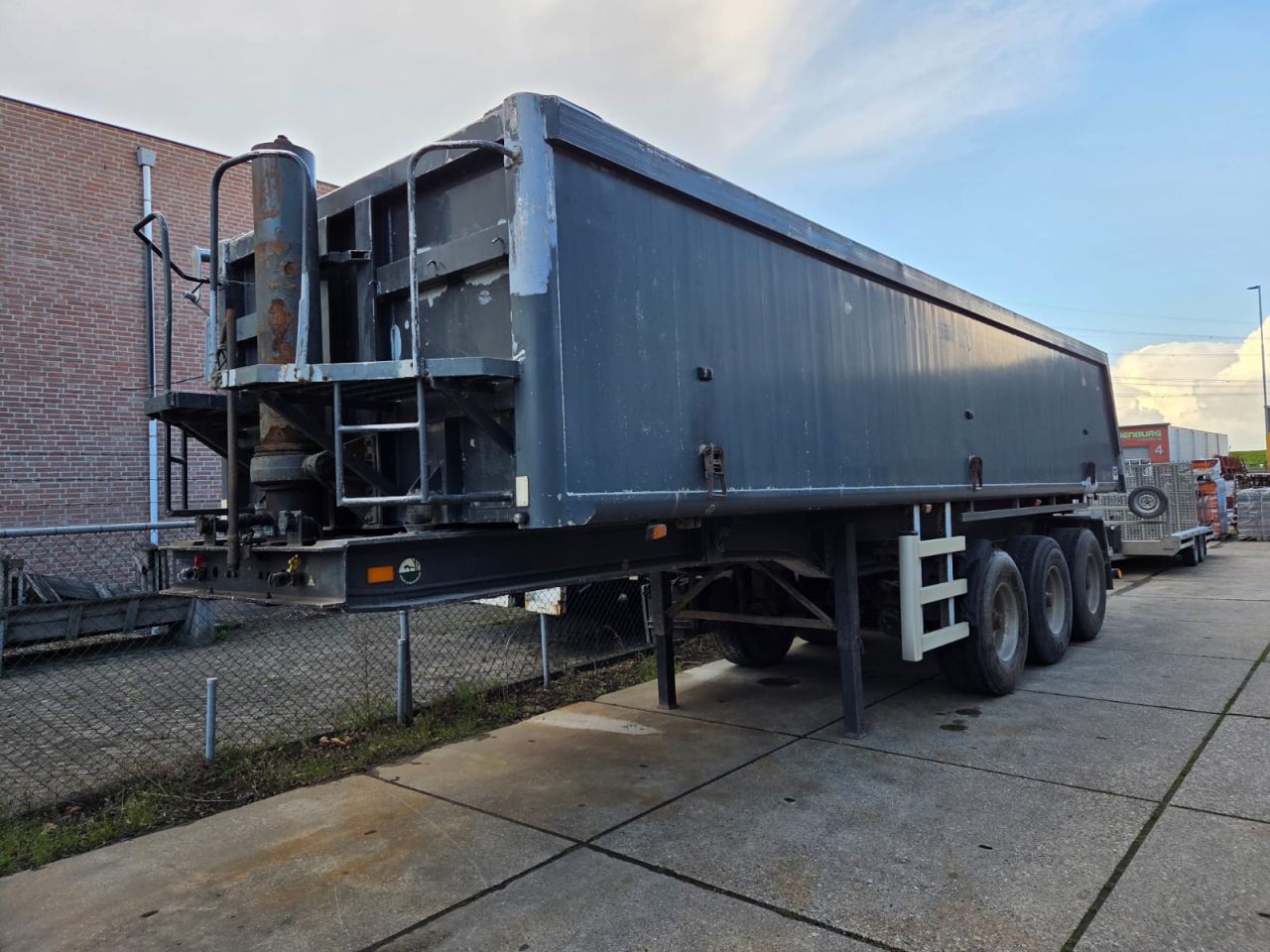 TE KOOP 3-assige achterwaartse kipper/ oplegger