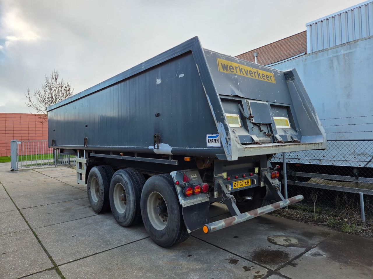 TE KOOP 3-assige achterwaartse kipper/ oplegger