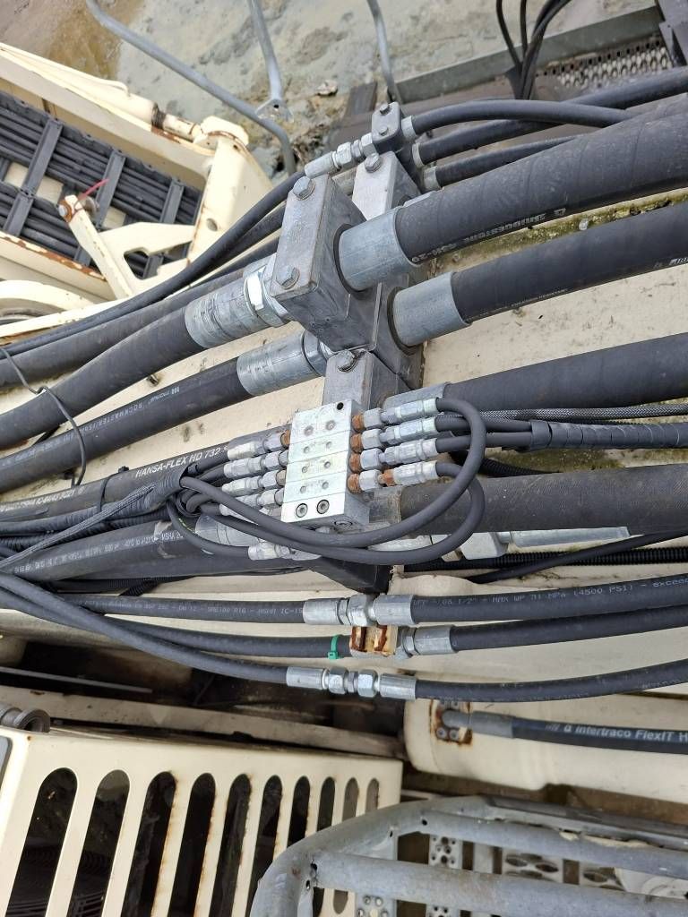 Sennebogen 830 E K17 (only upperstructure with damaged cabin)