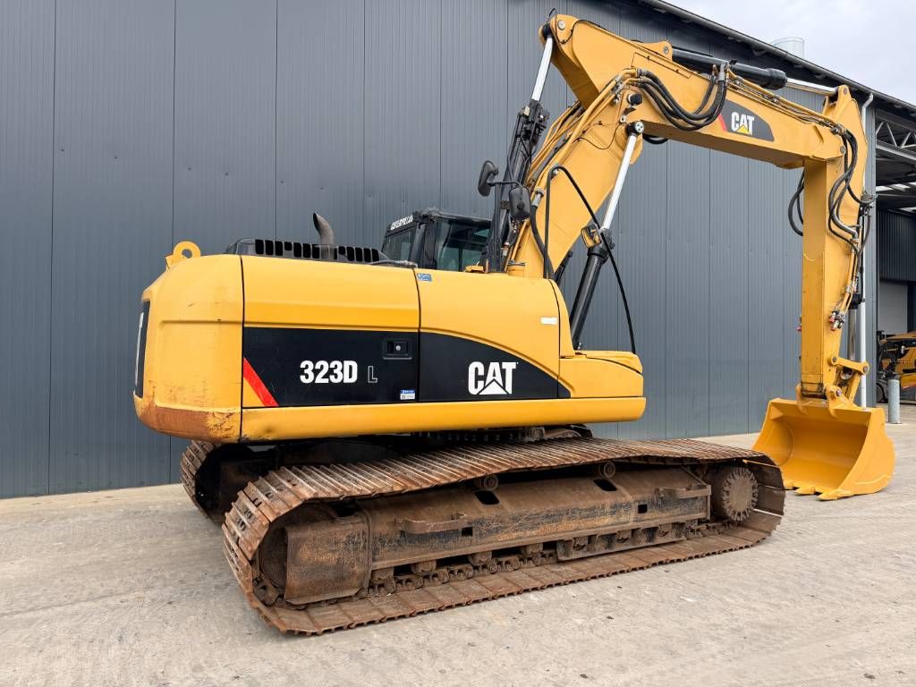 CAT 323 D L VA