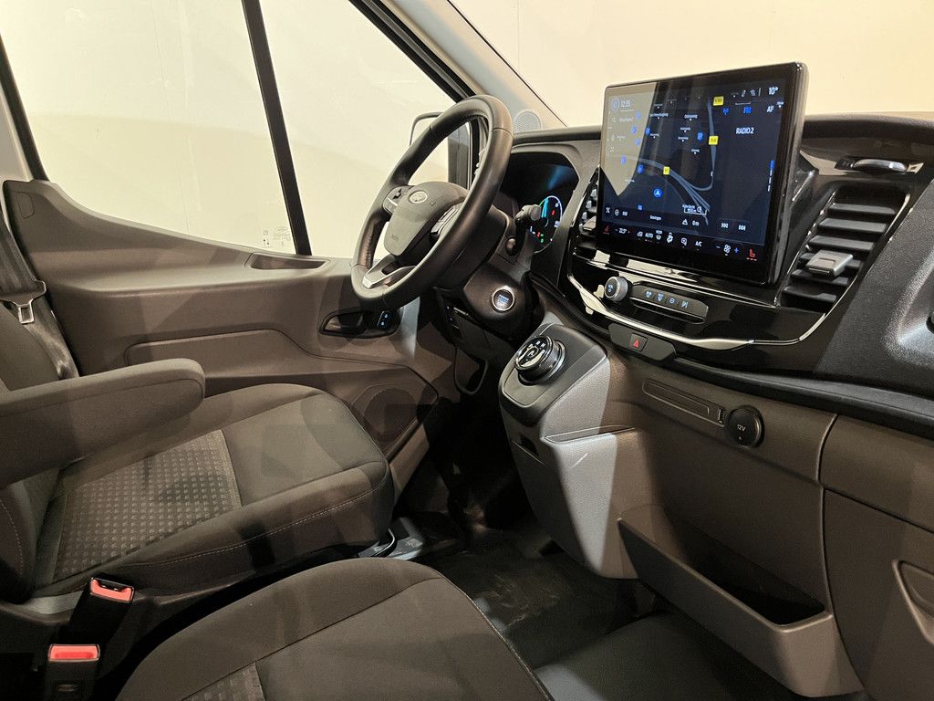 Ford E-Transit 390 (3500 kg) L2H2 Trend 68 kWh 184 PK / 100% Elektrisch !! / Airco / Cruise Control / CarPlay / Camera / Navigatie / 3-Zits / 12.200 KM !!