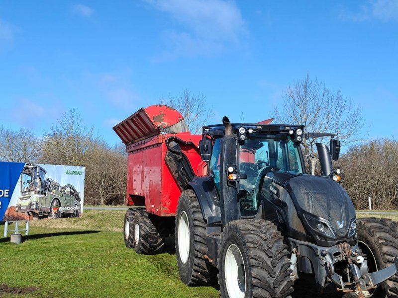 Valtra T214 m. Flisvogn fra Kronos / Alsidig Maskinfabrik