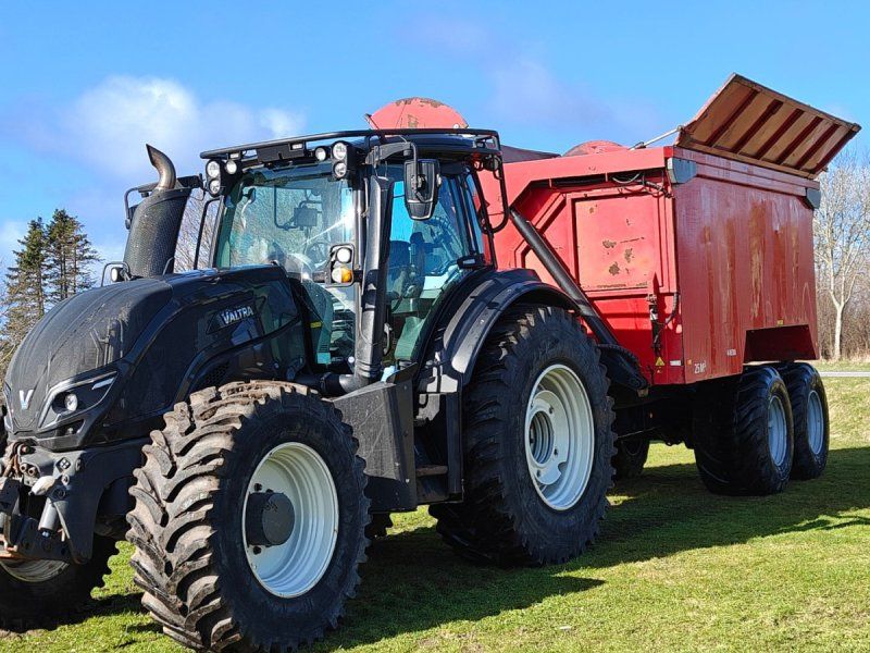 Valtra T214 m. Flisvogn fra Kronos / Alsidig Maskinfabrik