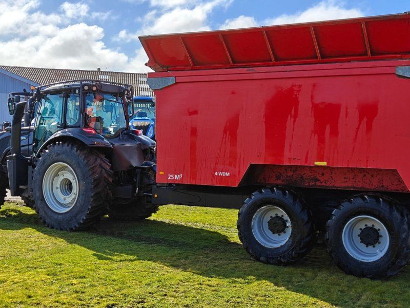 Valtra T214 m. Flisvogn fra Kronos / Alsidig Maskinfabrik