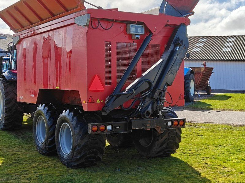 Valtra T214 m. Flisvogn fra Kronos / Alsidig Maskinfabrik