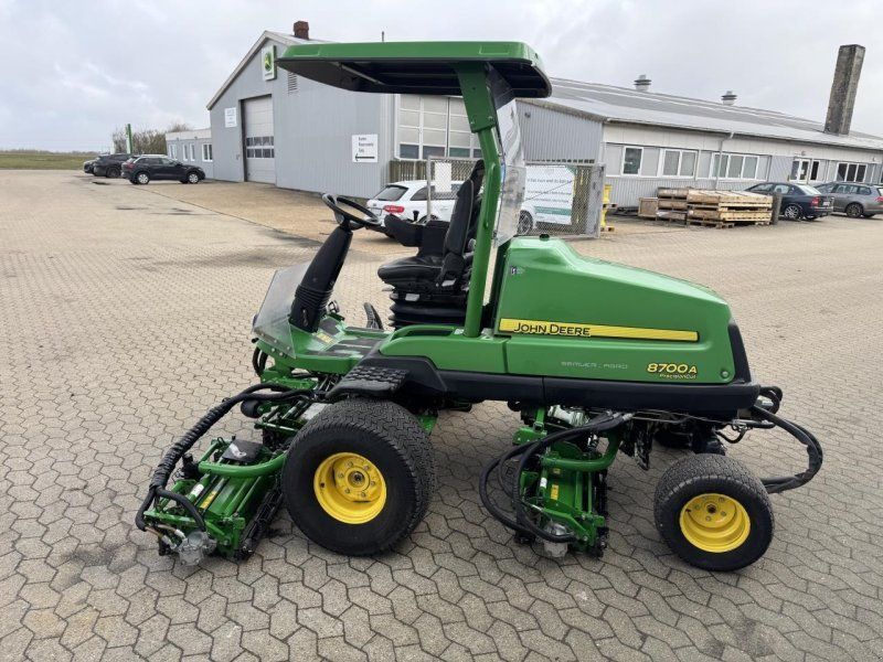 John Deere 8700
