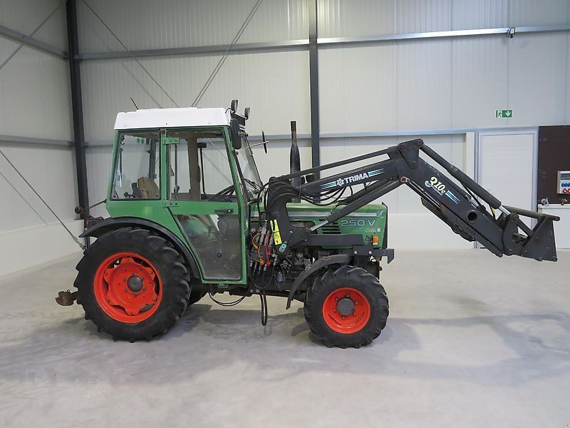 Fendt 250V mit Industriefrontlader
