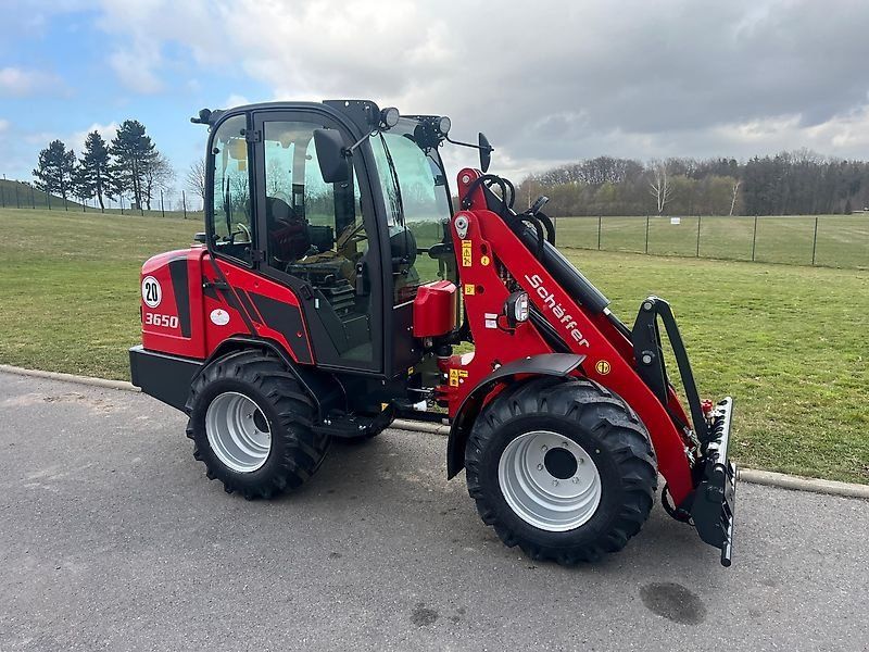 Schäffer 3650 mit Kabine