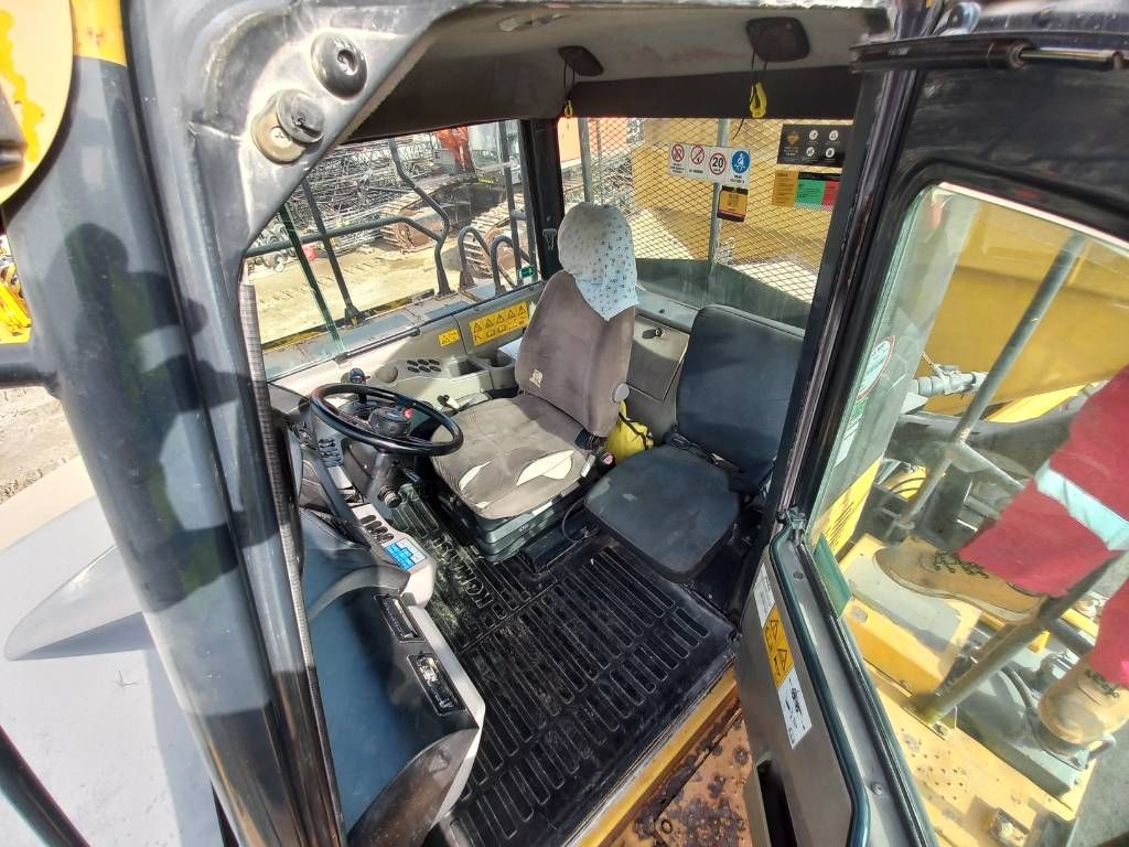 Komatsu HM400-3R (4 pcs available in Abu Dhabi)