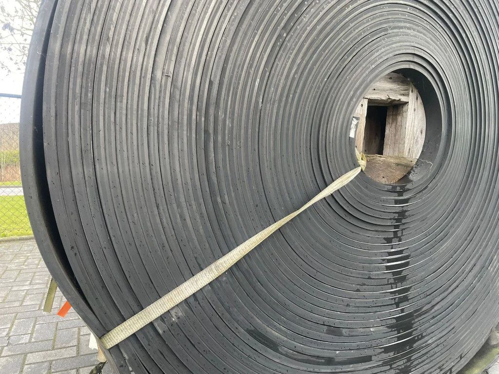 Onbekend COVEYOR BELT | TRANSPORTBAND | RUBBER ROLL | 125X1.2 M