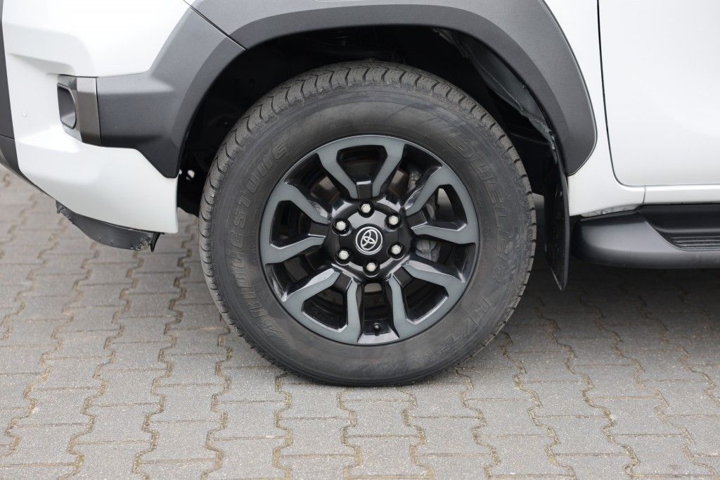 Toyota Hilux 2.8 D-4D DUBBEL CABIN INVINCIBLE BE TREKKER 5 SITZ A/T 4WD VAN