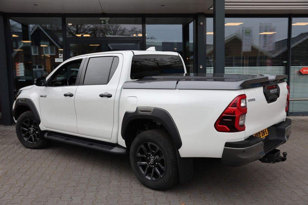 Toyota Hilux 2.8 D-4D DUBBEL CABIN INVINCIBLE BE TREKKER 5 SITZ A/T 4WD VAN