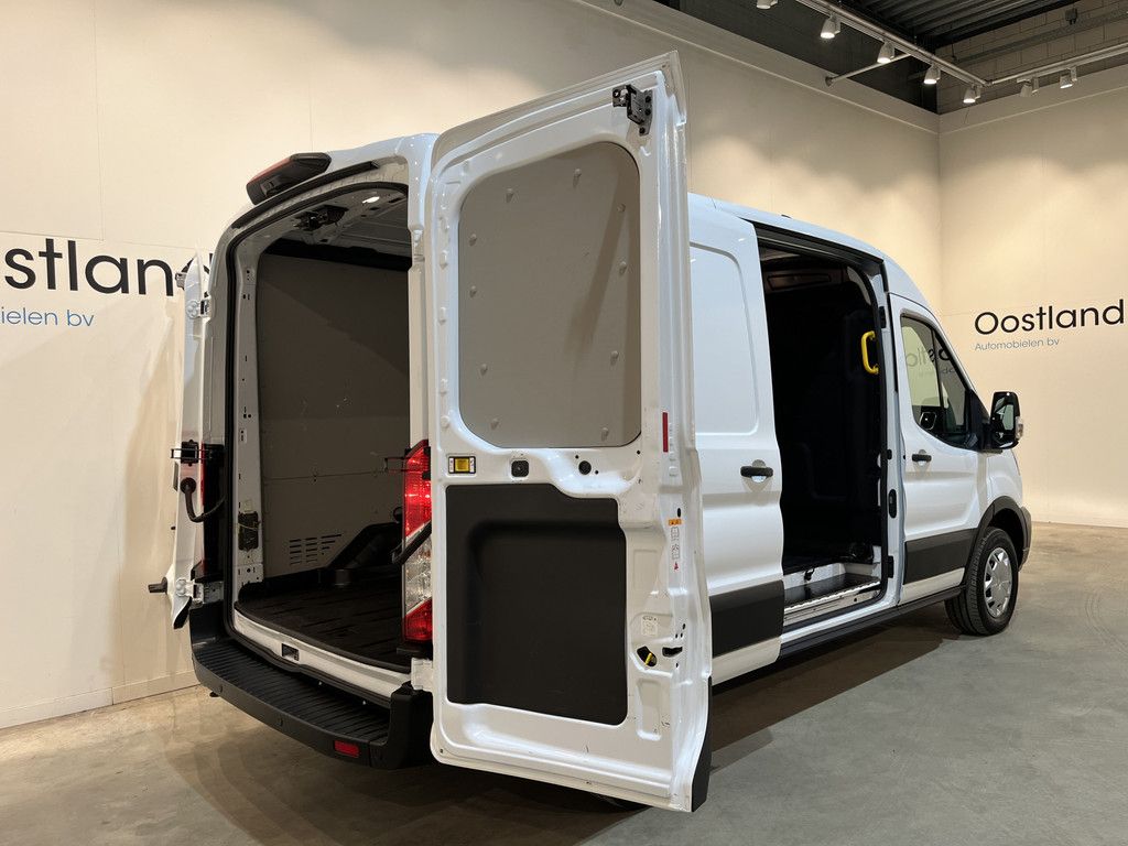 Ford E-Transit 390 (3500 kg) L2H2 Trend 68 kWh / 100% Elektrisch !! / Airco / Cruise Control / CarPlay / Camera / Navigatie / 3-Zits /