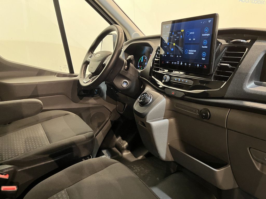 Ford E-Transit 390 (3500 kg) L2H2 Trend 68 kWh / 100% Elektrisch !! / Airco / Cruise Control / CarPlay / Camera / Navigatie / 3-Zits /