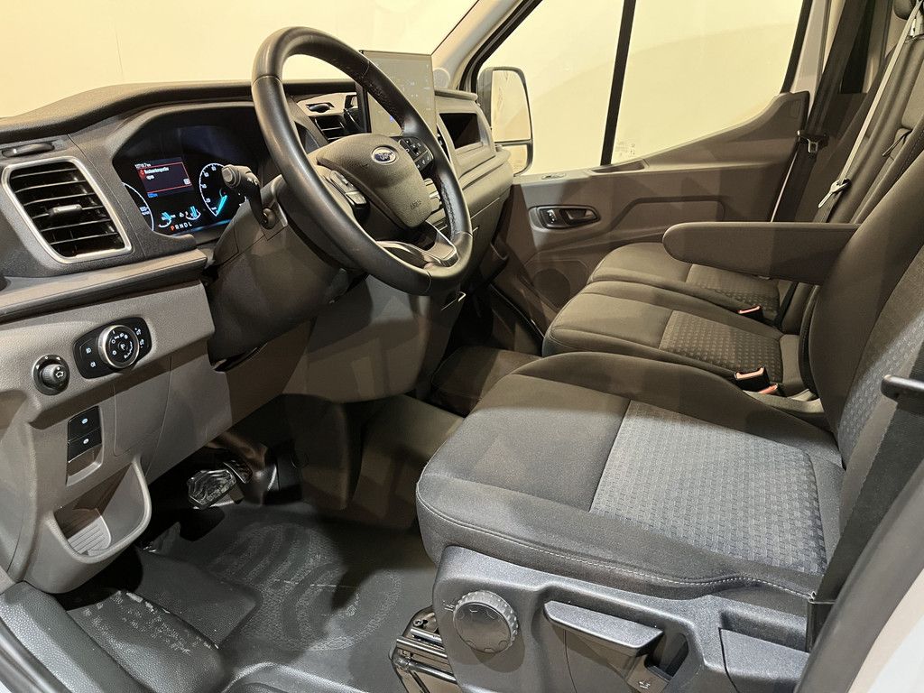 Ford E-Transit 390 (3500 kg) L2H2 Trend 68 kWh / 100% Elektrisch !! / Airco / Cruise Control / CarPlay / Camera / Navigatie / 3-Zits /