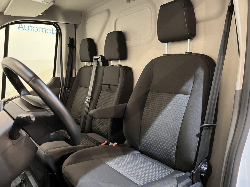 Ford E-Transit 390 (3500 kg) L2H2 Trend 68 kWh / 100% Elektrisch !! / Airco / Cruise Control / CarPlay / Camera / Navigatie / 3-Zits /