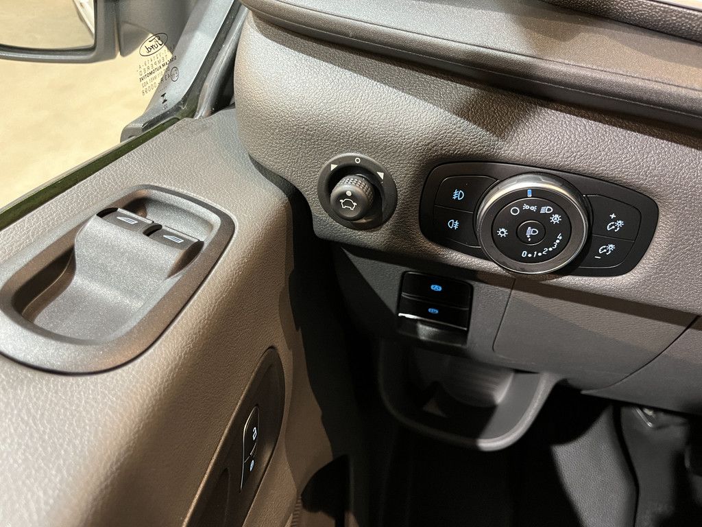 Ford E-Transit 390 (3500 kg) L2H2 Trend 68 kWh / 100% Elektrisch !! / Airco / Cruise Control / CarPlay / Camera / Navigatie / 3-Zits /