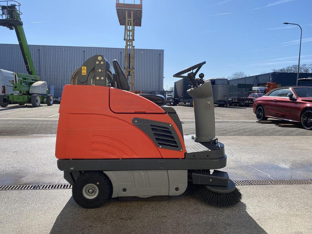2015 Hako Sweepmaster P980 RH, Veegmachine