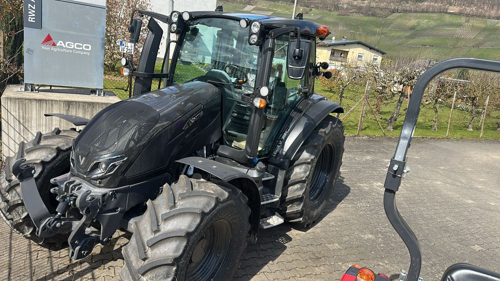 Valtra G125 Active met kruipbak