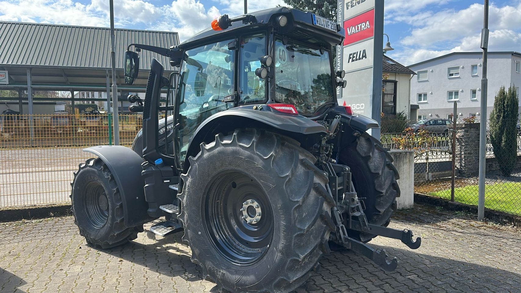 Valtra G125 Active met kruipbak