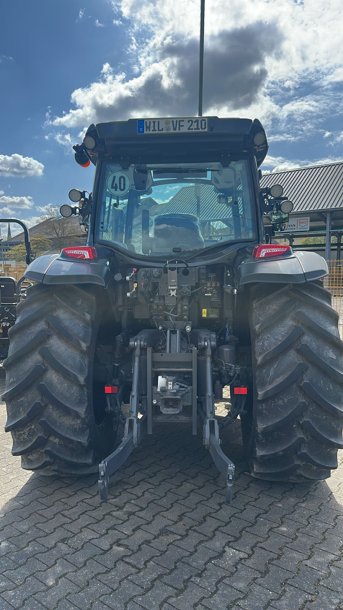 Valtra G125 Active met kruipbak