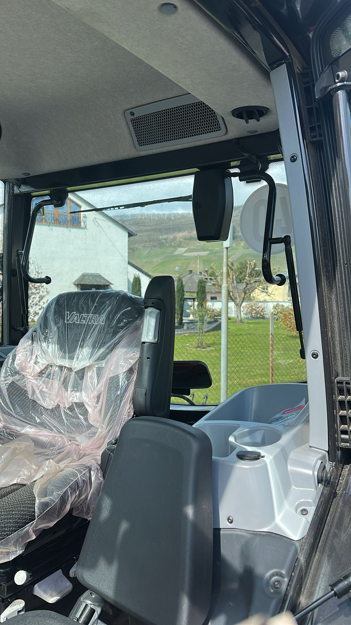 Valtra G125 Active met kruipbak