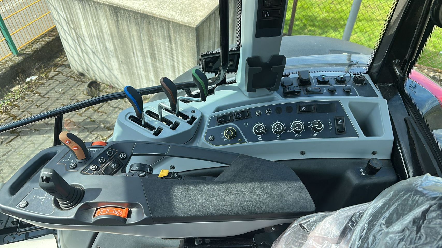 Valtra G125 Active met kruipbak