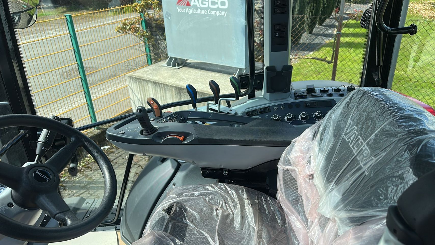 Valtra G125 Active met kruipbak