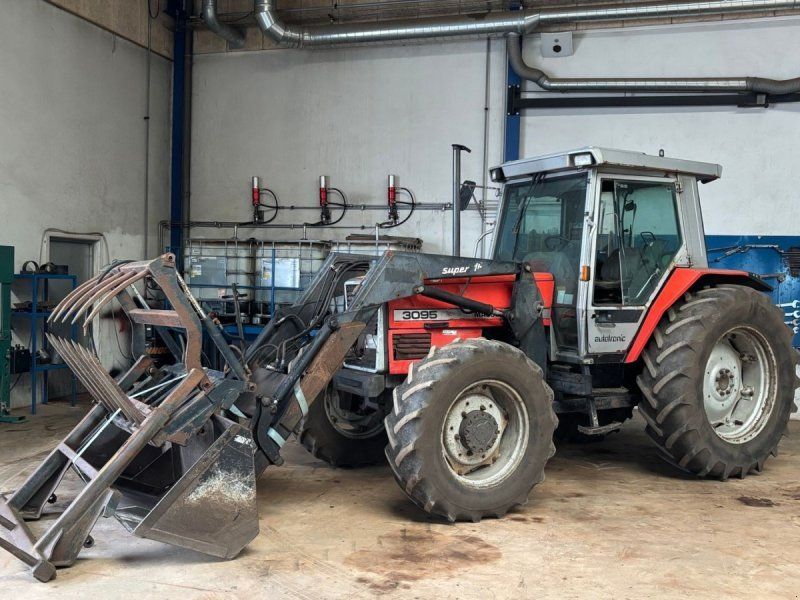 Massey Ferguson 3095 På vej ind